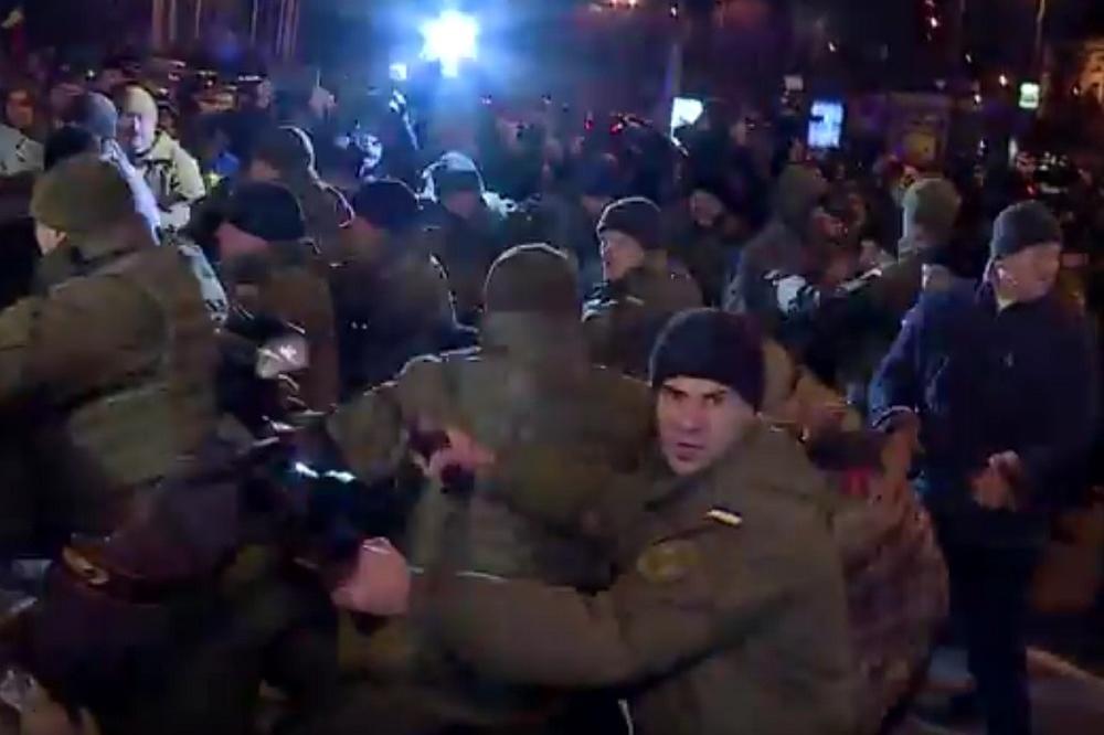 OGROMNA TUČA U KIJEVU! Policija se sukobila sa okorelim nacionalistima, izbio i POŽAR! (VIDEO)