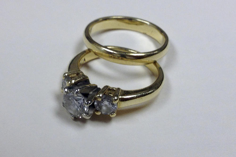 NOKTI JOJ IZGLEDAJU KAO DA BEŽE! Žena se pohvalila vereničkim prstenom, ali su joj svi gledali u prste (FOTO)