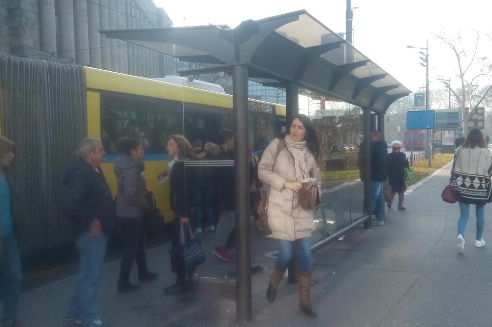 Neobični natpisi na autobuskom stajalištu oduševili Beograđane! KO JE AUTOR PISMA NEPOZNATOJ ŽENI?! (FOTO)