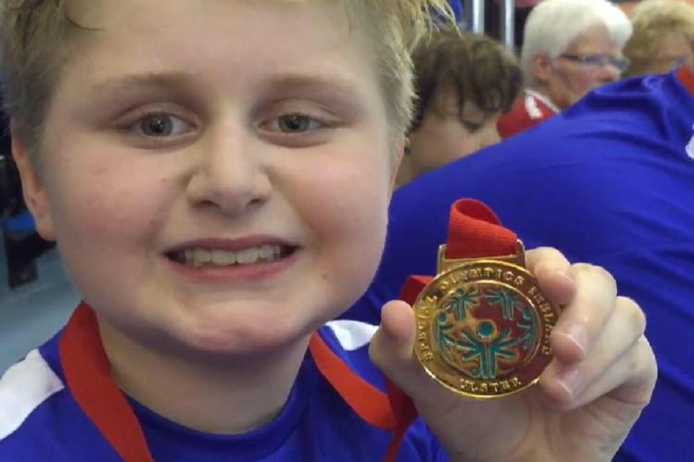 KAKVA SU TO PRAVILA?! Dečak sa autizmom neće dobiti zlatnu medalju jer je plivao PREBRZO! (FOTO)