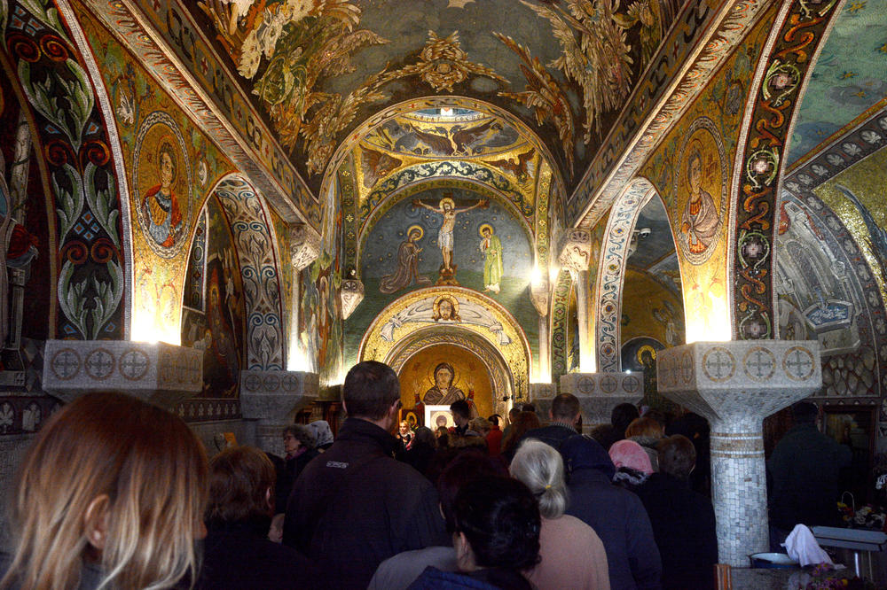Otvorite vrata crkve da se ljudi ugreju! NAJBOLJA IDEJA OVE SUROVE ZIME, koja nosi žrtve i u Srbiji! (FOTO)