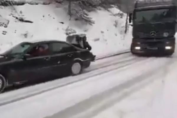 OVO IMA SAMO U SANDŽAKU: Pogledajte kako BMW i tri momka šlepaju kamion, i to po snegu! (VIDEO)