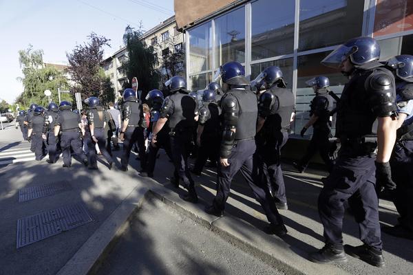 ZA DOM SPREMNI ISPRED SRPSKOG VEĆA: Policija hapsila u centru Zagreba! (VIDEO)