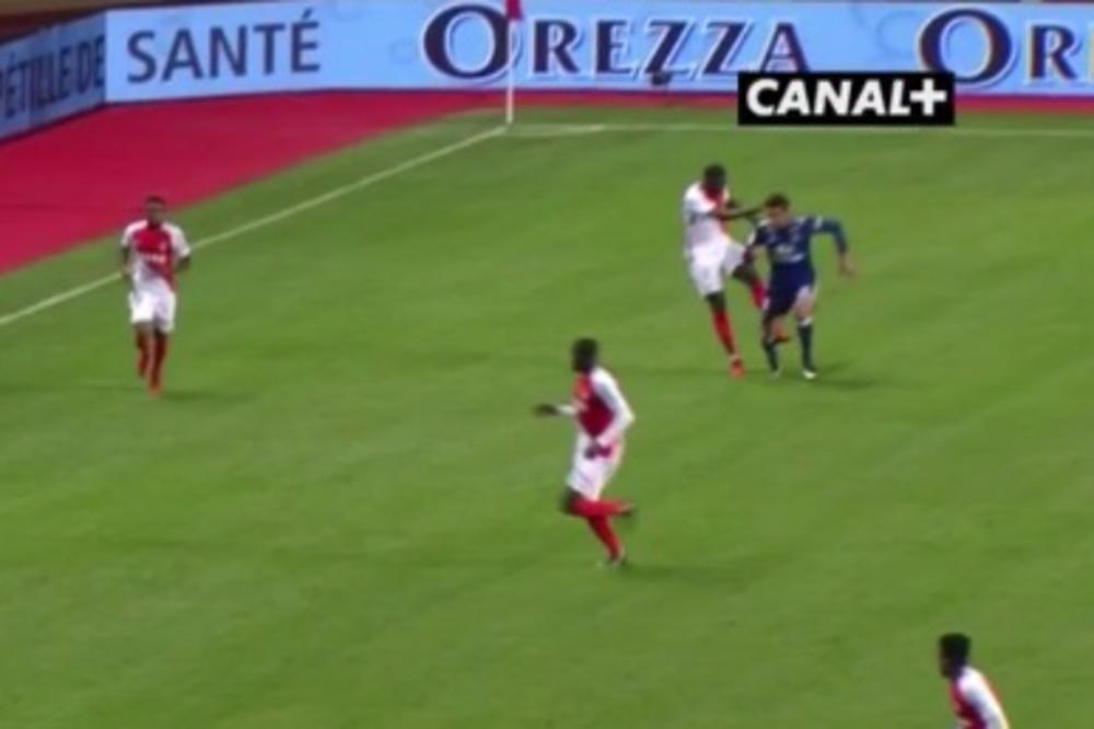 ZA ROBIJU! Isfrustrirani fudbaler Monaka iz sve snage uhvatio igrača Liona na volej! (VIDEO)