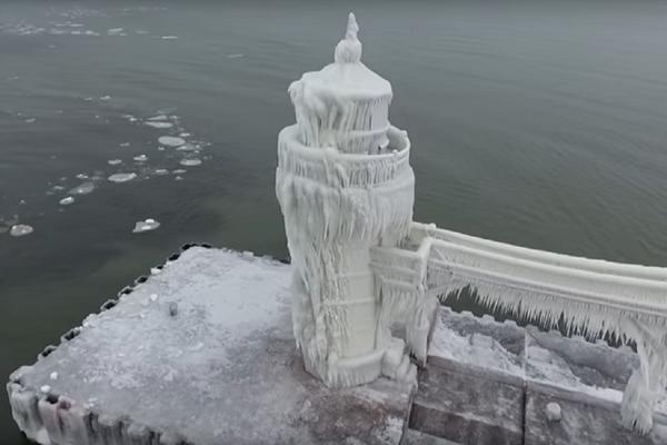 LEDENA BAJKA: Kako je sneg napravio zimski dvorac o kom pričaju milioni! (FOTO) (VIDEO)