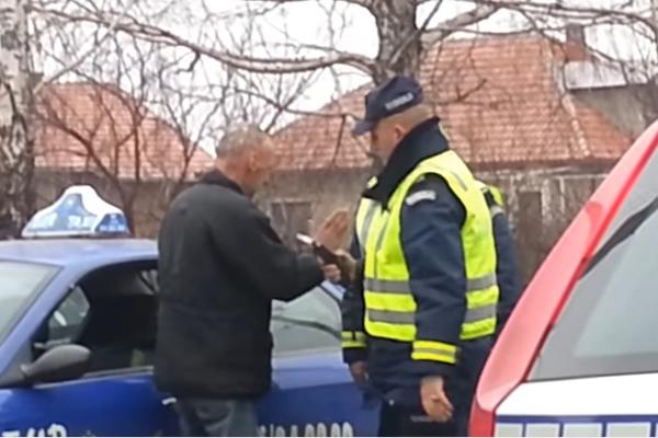 BATE, NISAM PIJAN: Pogledajte taksistu koga su policajci u Smederevu uhvatili sa 3,58 promila alkohola! (VIDEO)