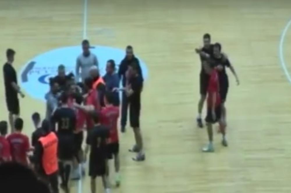EKSPLOZIJA NASILJA U ZAGREBU: Nemilosrdna pegla igrača i navijača na turniru u futsalu! (VIDEO)