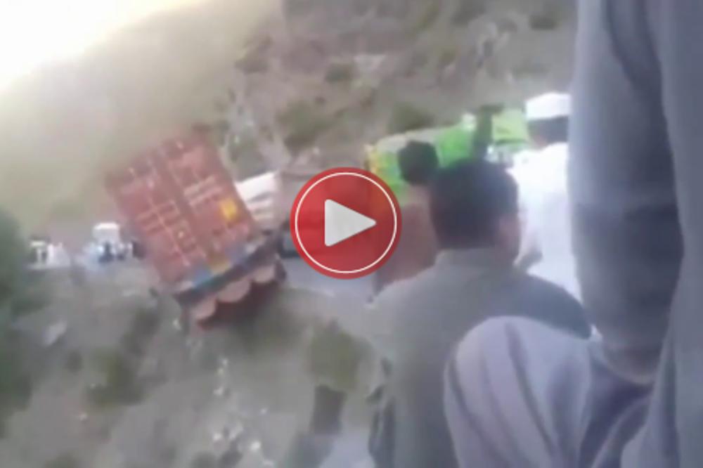OVO JE NAJJAČI VOZAČ NA SVETU: Svi su već videli kamion u provaliji! (VIDEO)