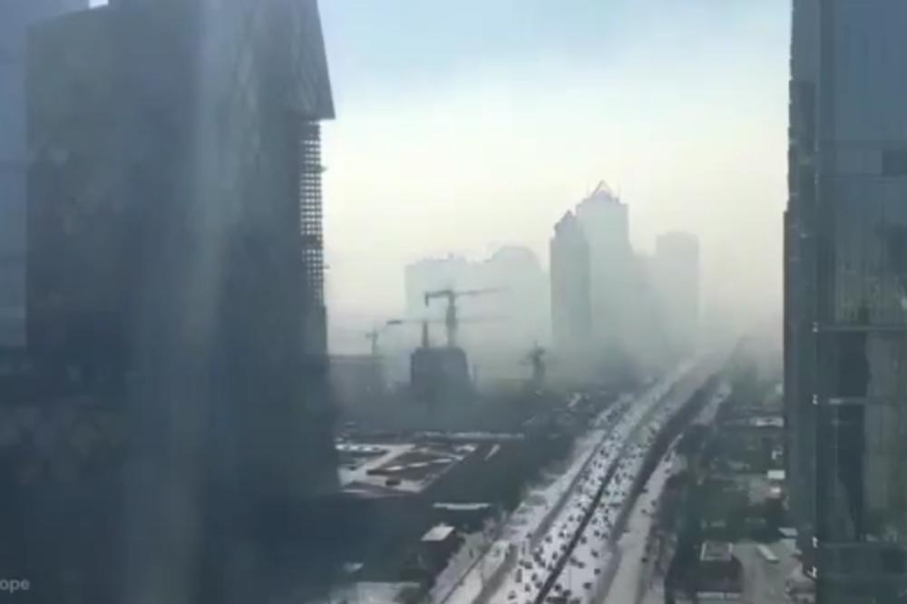 Peking pod crvenom uzbunom! Ceo grad se davi u smogu i magli! (VIDEO)