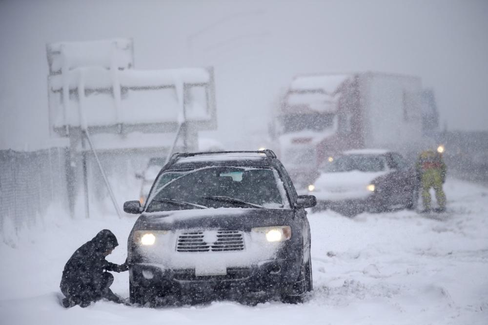 VANREDNO STANJE I U AMERICI: Rafovi prazni, snežna oluja zakovala severoistok SAD! (FOTO)