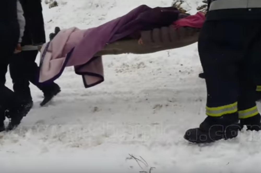 Pogledajte kako je spasena trudnica iz Sjenice gde su nanosi snega četiri metara! (VIDEO)