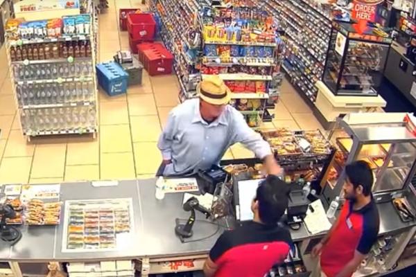Upao je u prodavnicu s pištoljem. Ono što će se desiti ne viđate baš svaki dan! (VIDEO)