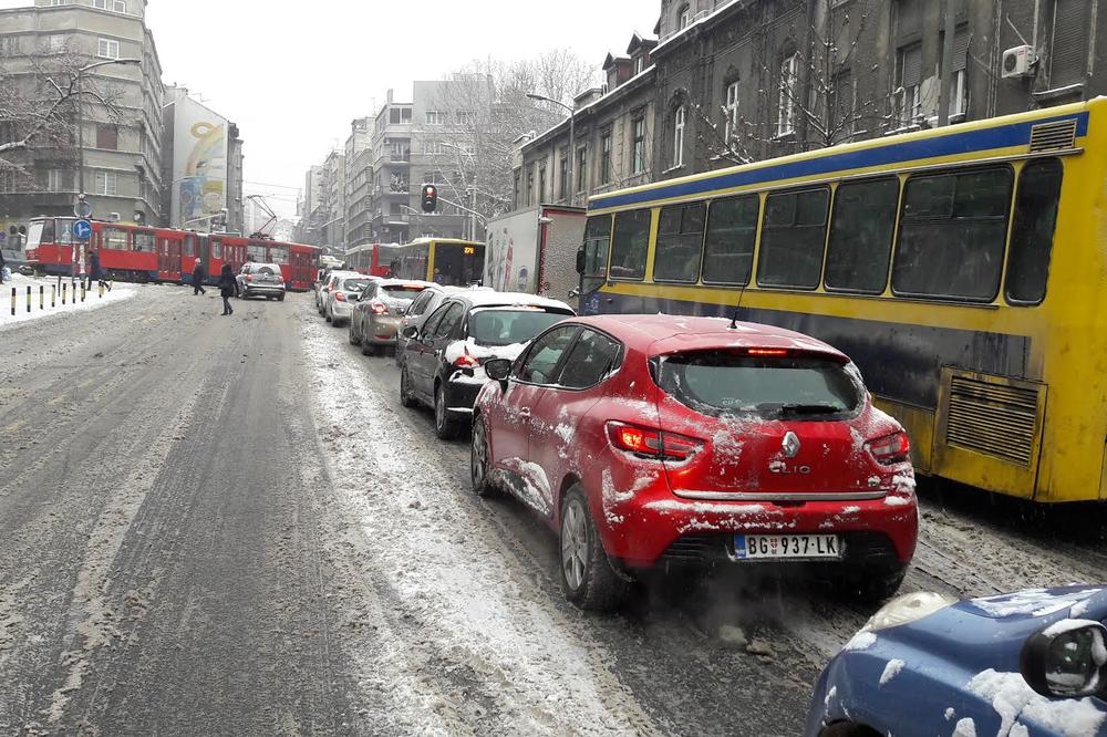 VOZAČI OPREZ: Zbog snega i leda otežan saobraćaj!