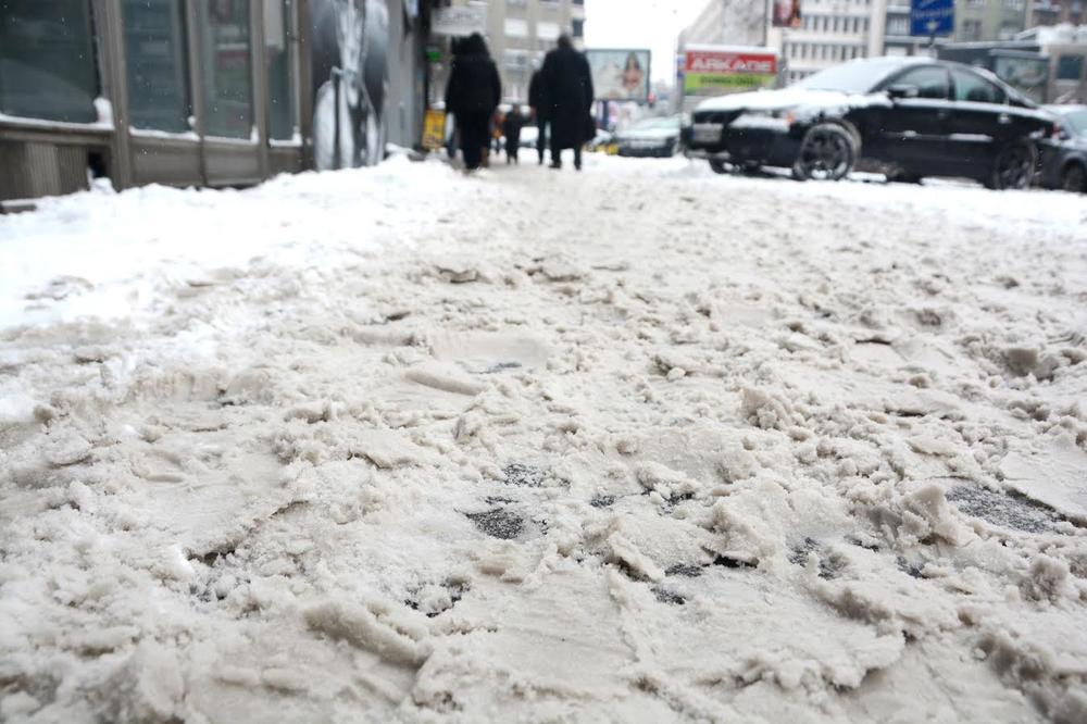 DRUŠTVENE MREŽE U SRBIJI BRUJE: Ko i zašto ne čisti sneg? #LOPATAUP (FOTO)