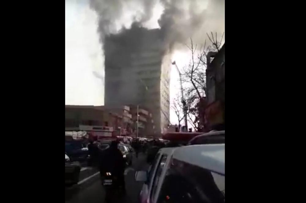 TRAGEDIJA U IRANU: Srušio se soliter posle požara, poginulo 30 vatrogasaca! (VIDEO)