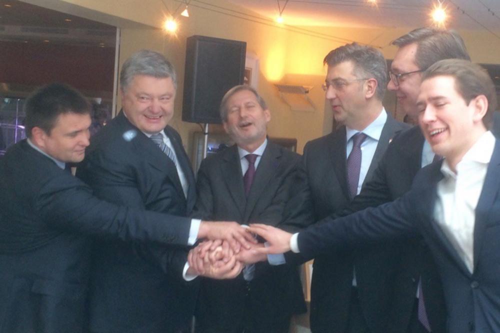 SVI ZA JEDNOG: Slika šestorice zvaničnika među kojima je Vučić obilazi SVET (FOTO)