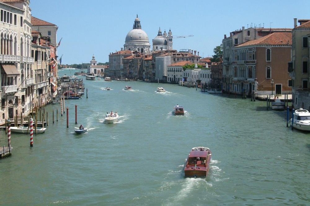 Šta to beše HUMANOST? Dok se migrant DAVIO u Veneciji, ljudi SNIMALI i NAVIJALI! (UZNEMIRUJUĆI VIDEO)