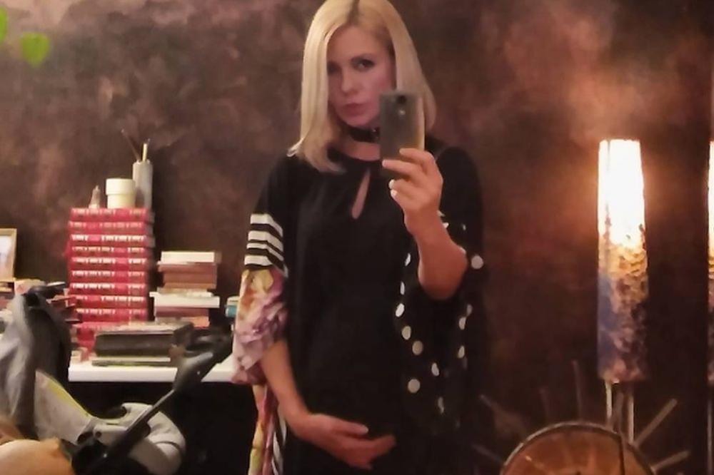 Pokazala BEBU posle 17 dana! Srpska glumica se porodila u 44. godini, pa se pohvalila slikom ćerke i muža! (FOTO)