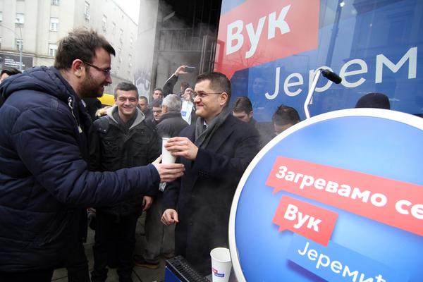 Jeremić delio Beograđanima čaj uz poruku: Zagrevamo se! (FOTO)