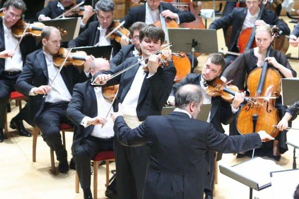 Prva violina Londonske Simfonije Roman Simović i legendarni dirigent Valeri Gergijev u Sava Centru (VIDEO)