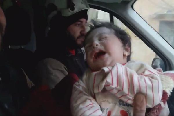 Sirija ne miruje: Volonteri iz ruševina izvukli bebu! (UZNEMIRUJUĆI VIDEO)