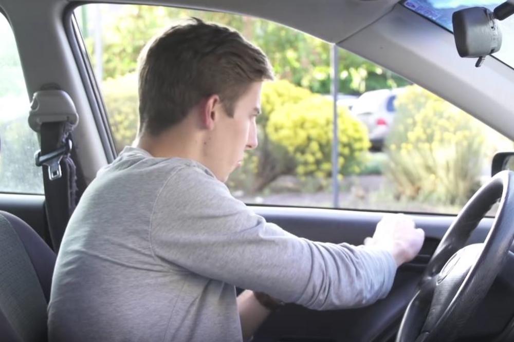 Zašto vrata na autu baš nikad ne treba otvarati levom rukom? (FOTO) (VIDEO)