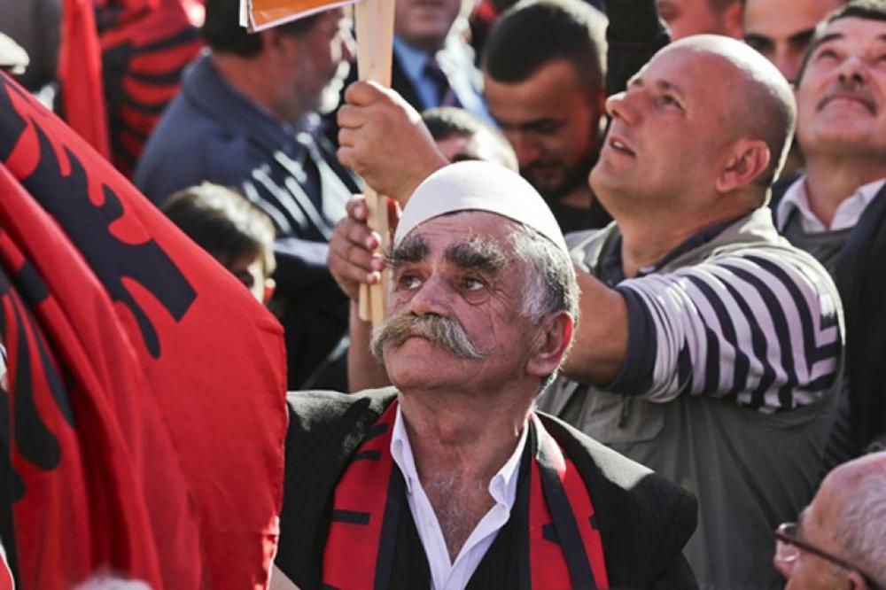 NAPETO U ALBANIJI! Formiran ŽIVI LANAC, protestuju zbog GRKA!