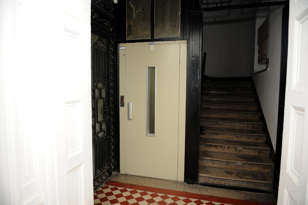 DRAMA NA VOŽDOVCU: Čovek pao kroz otvor za lift, pronađen je bez svesti