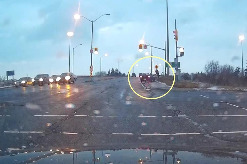Umalo nije glavu izgubio iako je hodao trotoarom! Zbog ovakvih ludaka u automobilu NIKO OD NAS NIJE SIGURAN! (VIDEO)