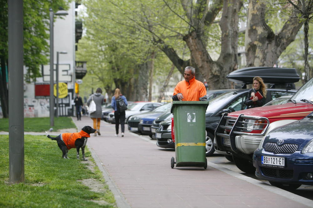 SEĆATE LI SE NJIH? Od radnika gradske čistoće i njegovog psa Rokija možemo da učimo! (FOTO)