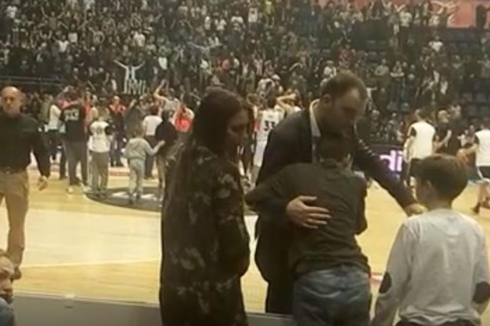 Poljubac za suprugu, utešni zagrljaj za sinove! Tuga u porodici Čanak posle poraza bila je ogromna! (VIDEO)