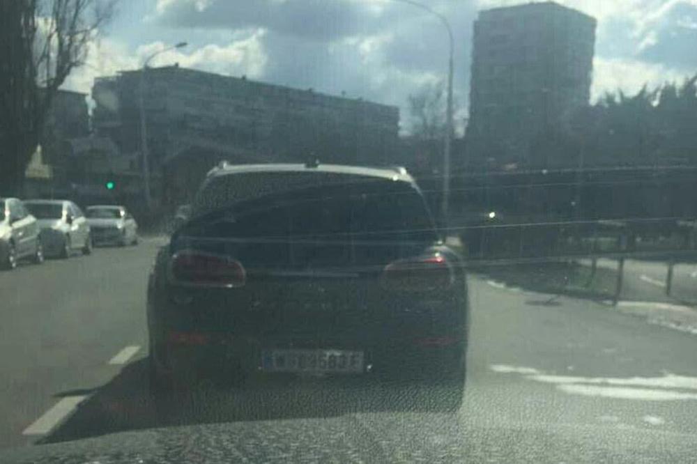 Ovo je automobil u koji je ubačeno oteto dete na Novom Beogradu! (FOTO)