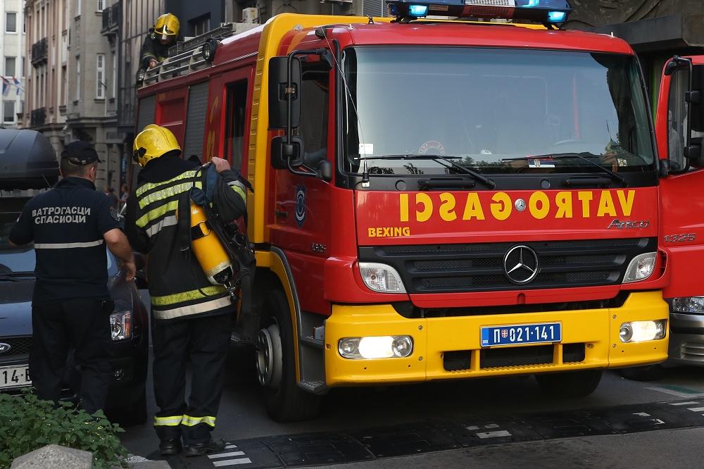 IZBIO POŽAR U FABRICI NAMEŠTAJA: Vatra lokalizovana intervencijom vatrogasaca!