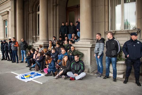 Predstavnici Inicijative Ne davimo Beograd ispred Skupštine grada čekali Sinišu Malog (FOTO)