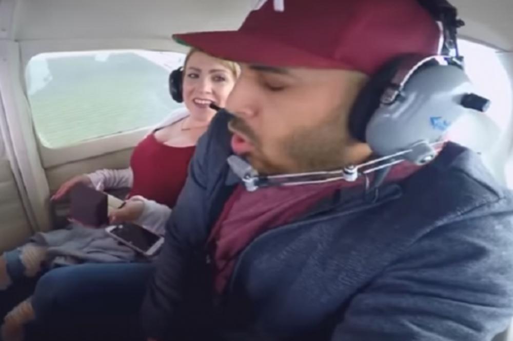 Hteo je da iznenadi devojku i zaprosi je u avionu, ali onda mu se dogodio BLAM ŽIVOTA! (VIDEO)