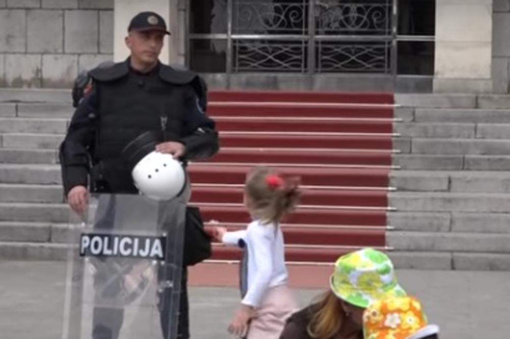 Devojčica je htela da udeli cvetić policajcu, a ovaj je istraumirao i bacio u plač! (VIDEO)