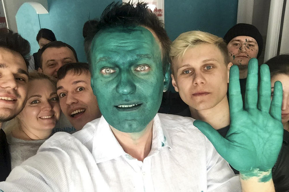 Kao iz Maske: Navalni poliven zelenom tečnošću! (FOTO)
