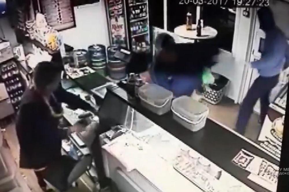 Pijani Rus jači od lopova! Izbacio dvojicu naglavačke i nastavio da ljušti pivo! (VIDEO)