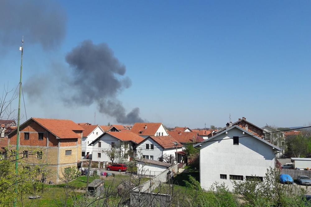 GUST CRNI DIM IZNAD BEOGRADA: Građani opet palili šiblje, vatrogasci se bore sa vatrom! (FOTO)