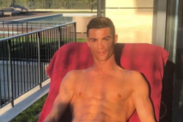 Znali smo da Ronaldo voli da pokazuje zgodno telo, ali da uradi ono što rade srpske starlete niko nije očekivao! (FOTO)
