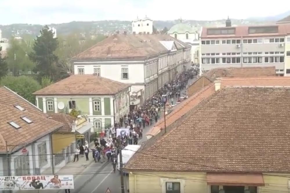 ULICE ČAČKA "PROTIV DIKTATURE": Mladi nastavili protest zbog rezultata izbora (VIDEO)