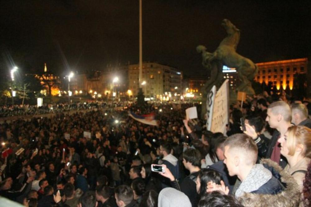 Besni studenti blokirali Beograd: Novi protest završen - psovke, zviždanje, palile se baklje! Za sutra najavljeno novo okupljanje! (VIDEO)