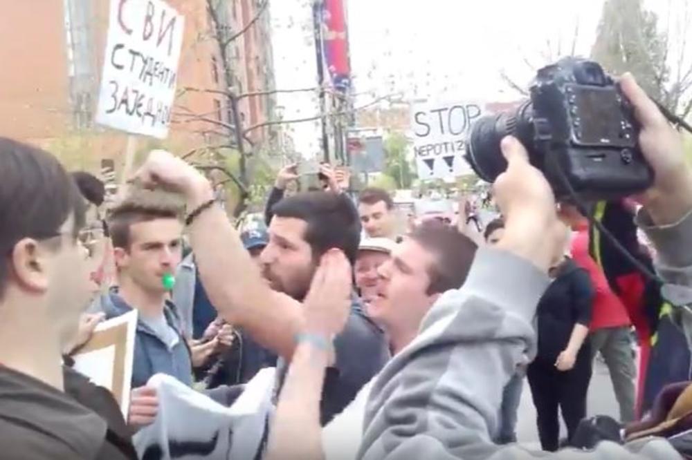TUČA NA PROTESTU U NOVOM SADU: Provocirao studente, cepao transparente, pozivao na kamenovanje, na kraju RADILE PESNICE! (VIDEO)