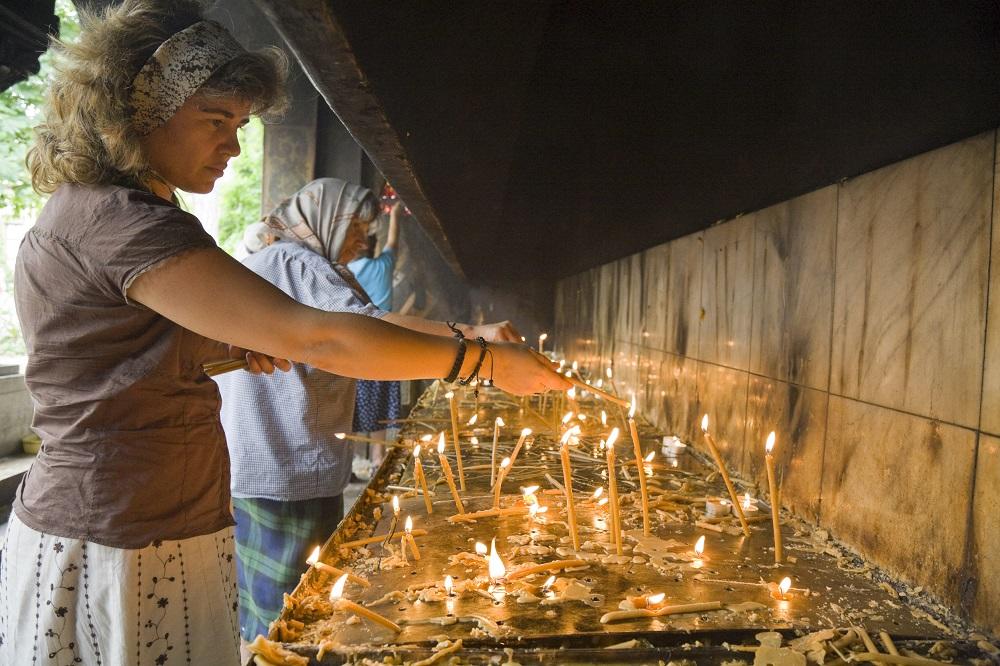 Počela je strasna nedelja: Zašto žene na Veliki četvrtak obavezno moraju da upale sveću (FOTO)