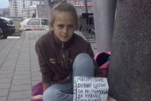Molim dobre ljude da mi pomognu ZA HRANU I ŠKOLOVANJE: Devojčica (12) sa đačkom knjižicom prosi na ulici!