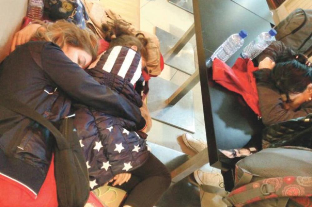 NEREALNA PRIČA: SRPSKA DECA spavaju zarobljena na aerodromu, OVO JE RAZLOG KOJI ĆE VAS ZAPREPASTITI! (FOTO)