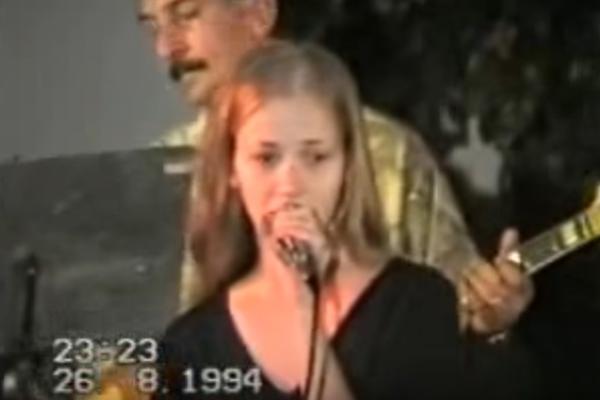 UPLAŠENA DEVOJČICA! Ovo je prvi Jelenin nastup iz 1994. godine i nećete verovati kako je tada IZGLEDALA! (VIDEO)