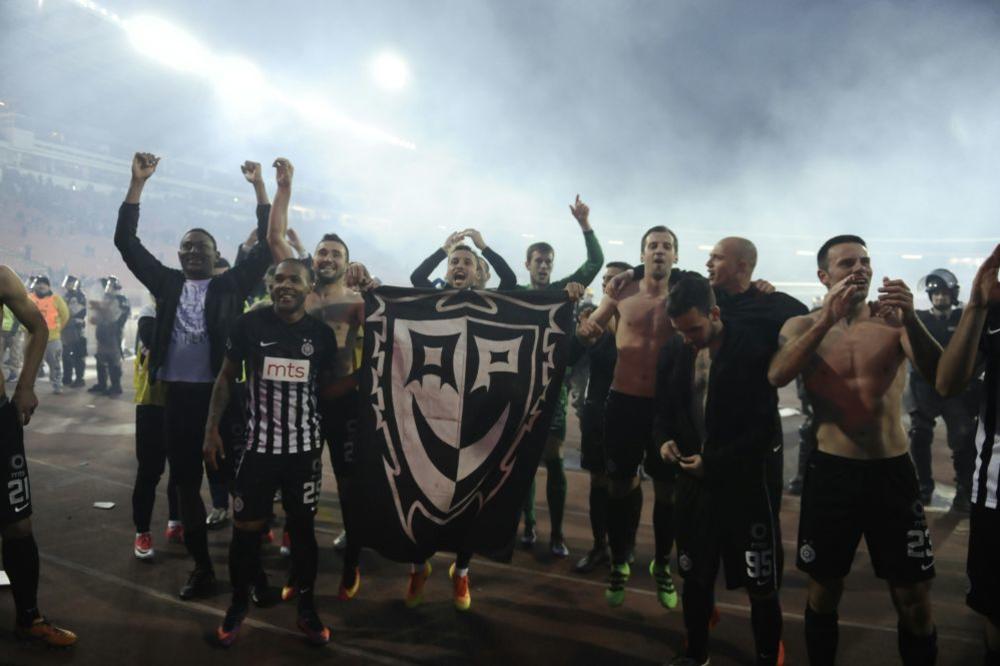 Igrači Partizana slavili do zore sa Grobarima: Jedan igrač je bio apsolutno glavna zvezda žurke! (VIDEO)