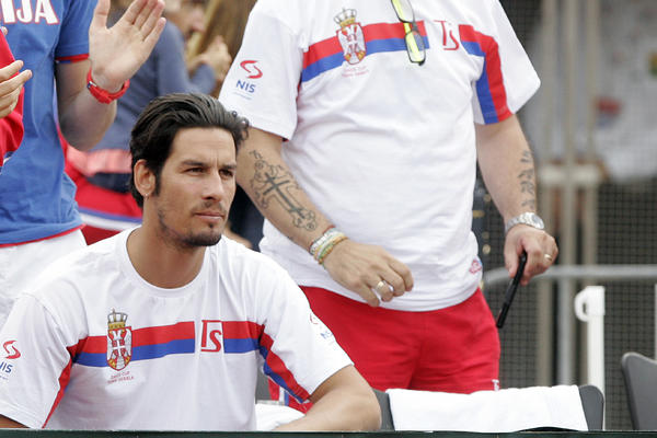 SRBIJA SE BUDI, SVI ZA GAVRILA: Srpski teniser prodaje potpisanu majicu sa FINALA DEJVIS KUPA