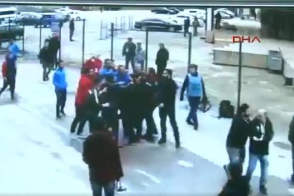 Možda ih je neki naslov iznervirao: Emre Belezoglu i saigrači nemilosrdno pretukli novinare posle bolnog poraza! (VIDEO)
